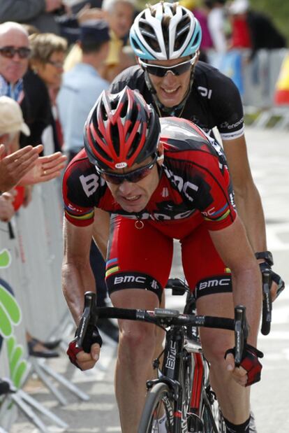 Evans y Andy Schleck en la ascensión al Alpe d'Huez.