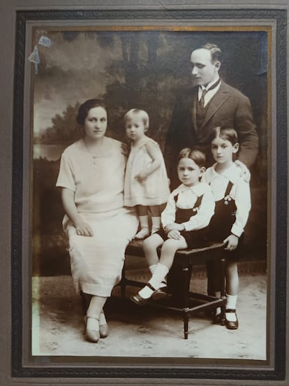 Imagen familiar de los padres y hermanos de Héctor Alterio.