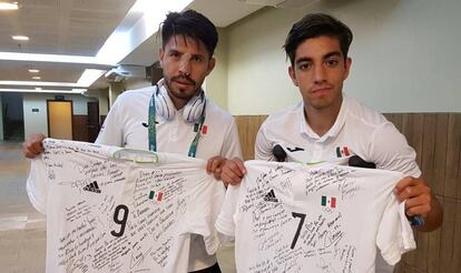 Los futbolistas mexicanos Oribe Peralta (izq) y Rodolfo Pizarro (der).