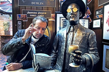 Escultura de James Joyce en el 'pub' The Temple Bar de Dublín.