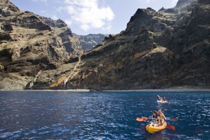 Kayaks junto al acantilado basáltico de los Gigantes, cuyas paredes llegan a los 450 metros de altura.