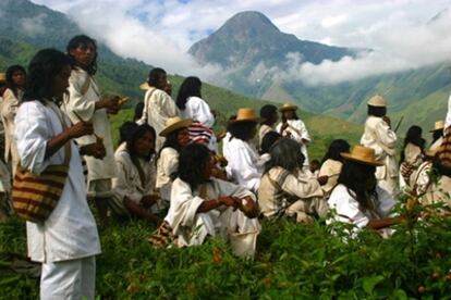 Una grupo de indígenas Kogui se reunen en un momento de rezo y ritual en las montañas de Santa Marta (Colombia).