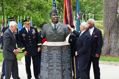 Colin Powell asiste a la inauguración de su busto en Fort Leavenworth, Kansas, Estados Unidos, el 6 de septiembre de 2014.