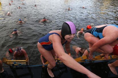 Un grupo de nadadores salen del agua tras darse el ba?o tradicional de Navidad en el ro Vltava en Praga, Repblica Checa. Las temperaturas fuera del agua fueron de 4,5 grados Celsius (39,2 grados Fahrenheit).