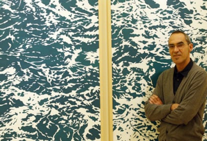 Tomás Ondarra, junto a una de las obras de la exposición La mar de mares