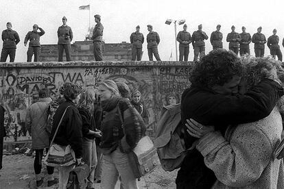 Un grupo de jóvenes celebran la caída del muro de Berlín.