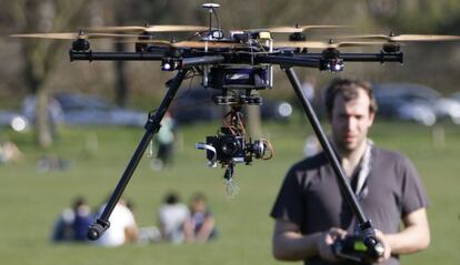 Un dron utilizado por la prensa. / CHARLES PLATIAU (REUTERS)