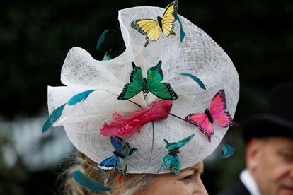 Una aficionada luce un tocado de mariposas durante la Royal Ascot 2018.