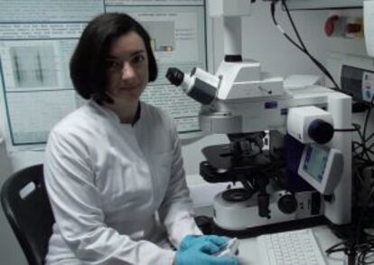 Laura Torres, en el laboratorio alemán en el que trabaja.