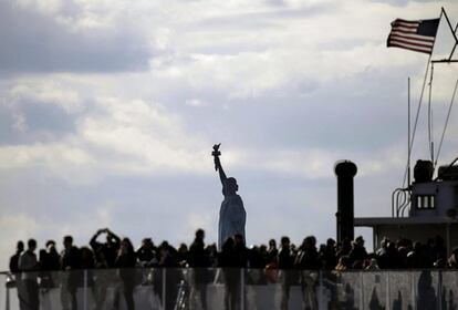 Uma das manifestações mais importantes foi a do parque de Battery, na ilha nova-iorquina de Manhattan, bem perto da Estátua da Liberdade, símbolo de boas-vindas para os estrangeiros que chegavam a esta costa. Um dos oradores, o senador democrata Charles Schumer, denunciou o caráter "anti-estadunidense" do decreto de Trump.