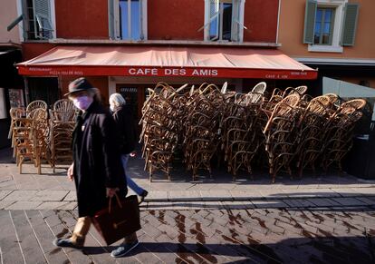 Los bares permanecerán aún cerrados en Francia, que refuerza las medidas restrictivas para frenar la pandemia de coronavirus.