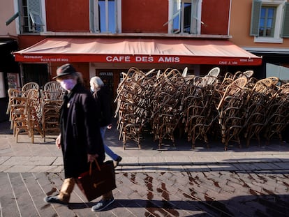 Los bares permanecerán aún cerrados en Francia, que refuerza las medidas restrictivas para frenar la pandemia de coronavirus.