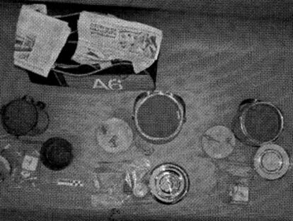 Imagen de los artefactos explosivos dentro de la bolsa de deporte.