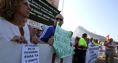 Protesta por el retraso en las nóminas del Ayuntamiento de La Línea.