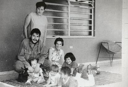 Aleida March, detrás del Che; delante, los cuatro hijos del matrimonio, Aleida, Celia, Camilo y Ernesto. A la izquierda del guerrillero, su madre