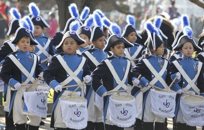 Niños donostiarras tocan al ritmo del tambor.
