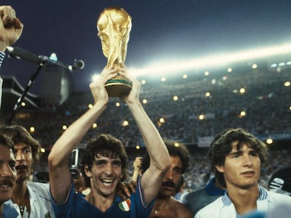El jugador Italiano Paolo Rossi levanta el trofeo de la Copa del Mundo, tras ganar a la selección alemana, por 3-1, en el Mundial de España 1982.