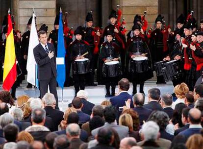 Alberto Núñez Feijóo, en la plaza del Obradoiro, tras ser proclamado presidente de la Xunta.