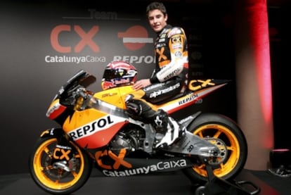 Márquez posa montado en su nueva moto.