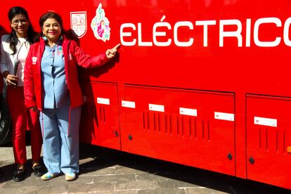 Clara Brugada presentó los nuevos vehículos eléctricos del Metrobús en Ciudad de México.