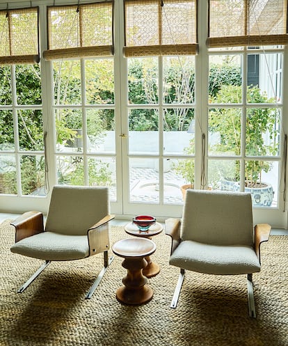 Detalle del salón, cuyas puertas acristaladas comunican con el patio, diseñado por Fernando Caruncho.