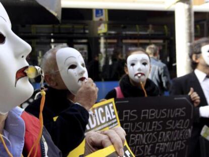 Afecatos por la claúsula suelo durante una concentración en Madrid. EFE/Archivo