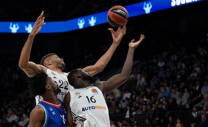 Walter Tavares (espalda-c) y Usman Garuba (d) del Real Madrid en accin contra Dan Oturu del Anadolu Efes durante el partido de baloncesto de la Euroliga este martes.