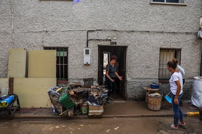 Vecinos de Casarrubios del Monte, Toledo, limpian sus casa cinco días después del paso de la Dana. 