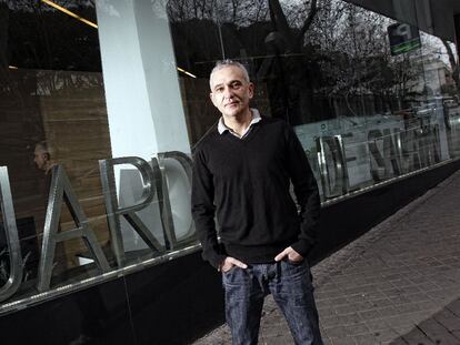 David Pallol, autor del <i>blog Madrid Tipográfico,</i> ante una de sus tipografías predilectas de la ciudad, en la Cuesta de San Vicente.
Pantallazos de <i>blogs </i>madrileños: sobre exposiciones, gastronomía, ciclismo, propuestas de ocio baratas y moda callejera en Malasaña.
