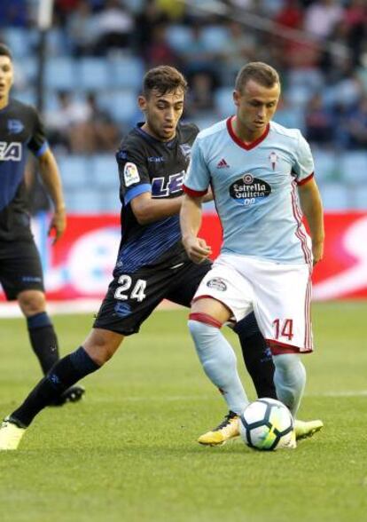 Stanislav Lobotka pasa la pelota en el partido contra el Alavés.