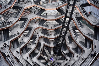 A modo de celosía tridimensional, The Vessel se convierte en una especie de continuación elevada de la plaza público que ocupa. “Una estructura simple animada por las personas y los reflejos de la plaza debajo”, explica el proyecto creado por el diseñador inglés Thomas Heatherwick.