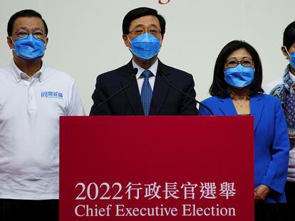 John Lee, junto a su esposa, tras ser elegido nuevo jefe del Gobierno autónomo de Hong Kong, este domingo.