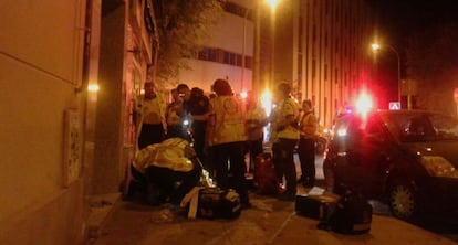 Facultativos del SAMUR atienden a la víctima en San Blas.