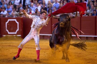 Estocada de Manuel Escribano al sexto toro al que le cortó dos orejas.