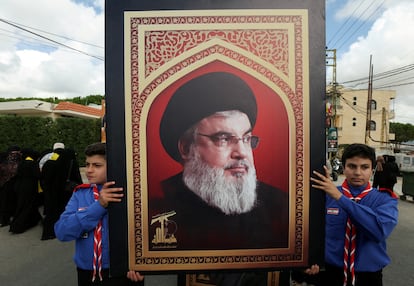 Dos niños sujetan la imagen del líder de Hezbolá, Hasan Nasralá, el 19 de septiembre en Beirut.