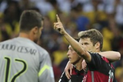 Müller e Özil comemoram um gol em frente a Julio César.