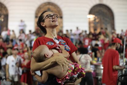 Una mujer con su hija celebraba la victoria de Lula en las elecciones presidenciales brasileñas.