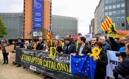 Protesta este martes en Bruselas (con Puigdemont en el centro) contra la sentencia.