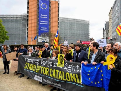 Protesta este martes en Bruselas (con Puigdemont en el centro) contra la sentencia.