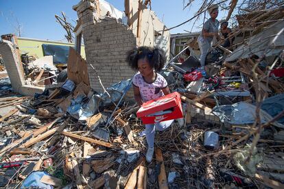 Alaina Dean, de 8 años y, su madre Shannekia Miles rescatan lo que pueden de su casa en Misisipi.