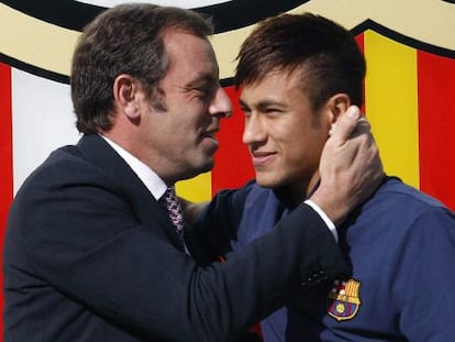 Sandro Rosell y Neymar, en la presentaci&oacute;n del brasile&ntilde;o. 