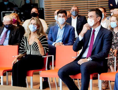 La vicepresidenta segunda del Gobierno y ministra de Trabajo, Yolanda Díaz, y el presidente del Gobierno, Pedro Sánchez, la semana pasada en Santander.