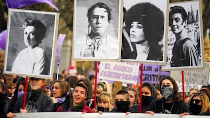 Varias manifestantes enarbolan carteles con fotografías de mujeres que se han destacado en la lucha feminista, el pasado 8M en Madrid.