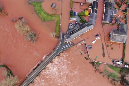 Vista aérea de la aldea galesa de Crickhowell, inundada por la crecida del río Usk causada por las intensas precipitaciones.