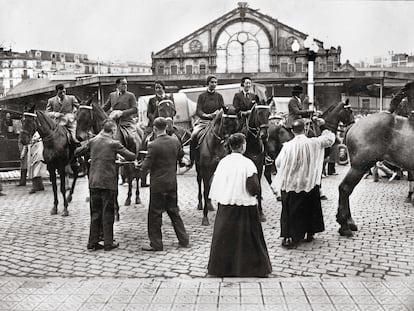 Bendición de animales en Sant Antoni a principios del XX en una imagen del libro 'Sant Antoni desaparegut'.