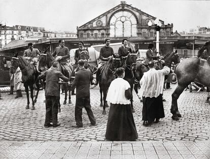 Bendición de animales en Sant Antoni a principios del XX en una imagen del libro 'Sant Antoni desaparegut'