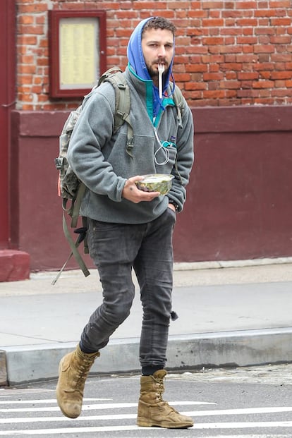 El 'look' desastrado del actor Shia LaBeouf (California, 1986) es tan absolutamente perfecto que tiene su propia cuenta de fans en Instagram (@shiasoutfits). Sus vaqueros estrechos como de quinqui, las chirucas, las camisetas de segunda mano, las bolsas de deporte… Queremos pensar que es una mezcla entre perroflauta y fan de la Asociación Nacional del Rifle, pero todavía se nos escapa algo.