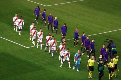 Los jugadores del Rayo Vallecano y de el Barcelona salen al terreno de juego.