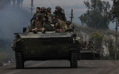 Soldados ucranios desplegados en la contraofensiva en la zona noreste del país, cerca de Izium, el viernes.