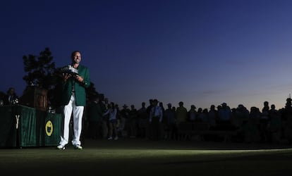 García sostiene su trofeo en la ceremonia después del Torneo de Másters del Golf.